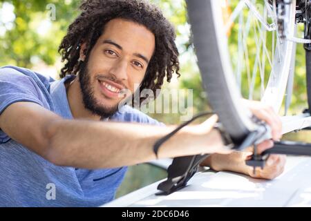 homme se préparant à la bicyclette Banque D'Images