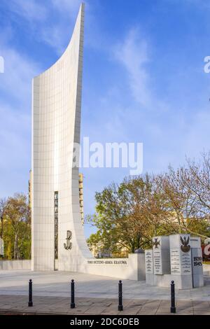 Varsovie, Mazovia / Pologne - 2019/10/26: Monument de l'Etat souterrain polonais et de l'Armée d'origine par l'architecte Jerzy Staniszkis à la rue Wiejska dans le histo Banque D'Images