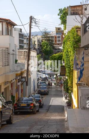 Agios Nikolaos, Crète, Grèce - 18 octobre 2020. Vue sur la rue étroite de la ville d'Agios Nikolaos, Grèce Banque D'Images