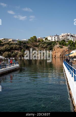 Agios Nikolaos, Crète, Grèce - 18 octobre 2020. Vue sur le lac Vouliamenis dans le port d'Agios Nikolaos, Grèce Banque D'Images