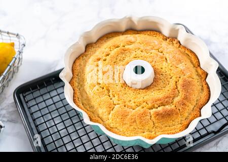 Refroidissement fraîchement cuit un gâteau de livre de citron sur un panier de cuisine froid. Banque D'Images