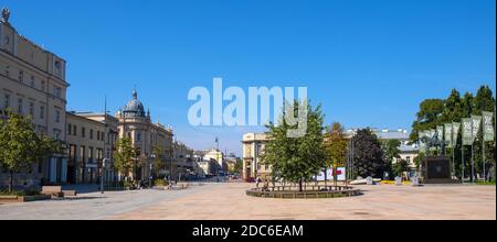 Lublin, Lubelskie / Pologne - 2019/08/18: Vue panoramique sur la place Plac Litewski avec fontaine multimédia dans le quartier historique de la vieille ville Banque D'Images