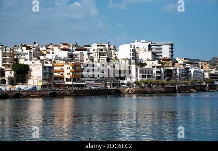 Agios Nikolaos, Crète, Grèce - 18 octobre 2020. Vue sur le remblai dans le centre d'Agios Nikolaos , Crète, Grèce Banque D'Images