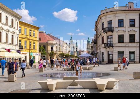 Lublin, Lubelskie / Pologne - 2019/08/18: Vue panoramique sur la rue Krakowskie Przedmiescie et le quartier historique de la vieille ville Banque D'Images