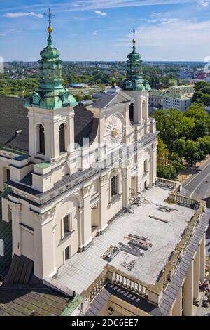 Lublin, Lubelskie / Pologne - 2019/08/18: Façade de la cathédrale Saint-Jean-Baptiste - archikatara SW. Jana Chryzciela - dans le quartier historique de la vieille ville Banque D'Images