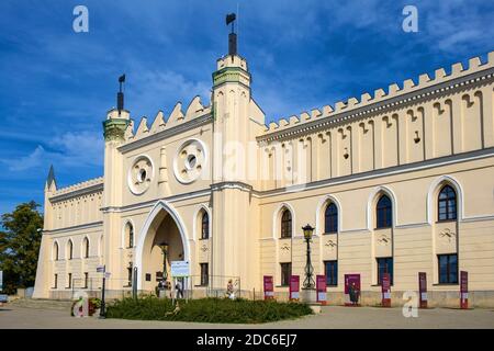 Lublin, Lubelskie / Pologne - 2019/08/18: Façade et entrée principale de la forteresse royale médiévale du château de Lublin dans le quartier historique de la vieille ville Banque D'Images