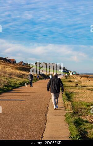 Les familles et les individus marchent leurs chiens et font de l'exercice le premier jour de Lockdown Promenade, en profitant du fort soleil, Tankerton, Kent, Royaume-Uni Banque D'Images