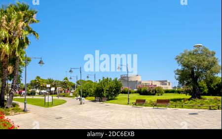 Olbia, Sardaigne / Italie - 2019/07/21: Vue panoramique sur le parc public Olbia - Giardini Veneto - à Port et à yacht marina dans la vieille ville historique Banque D'Images