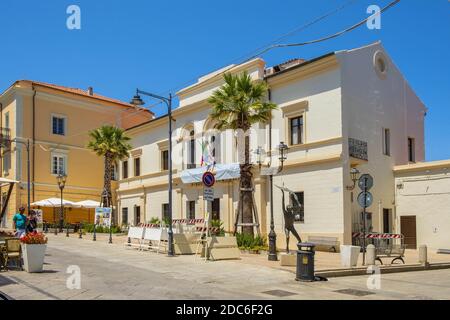 Olbia, Sardaigne / Italie - 2019/07/21: Bibliothèque publique - Biblioteca Civica - dans la rue Corso Umberto I - boulevard principal et site touristique de la hi Banque D'Images