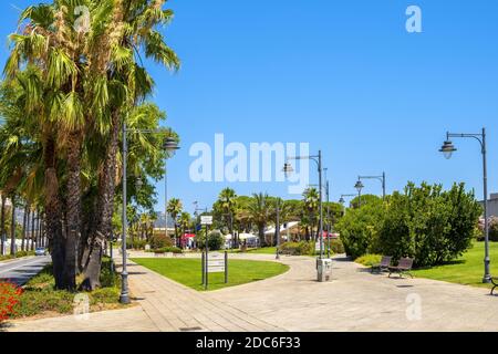 Olbia, Sardaigne / Italie - 2019/07/21: Vue panoramique sur le parc public Olbia - Giardini Veneto - à Port et à yacht marina dans la vieille ville historique Banque D'Images