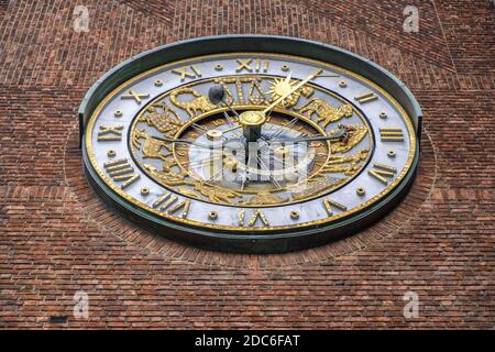 Oslo, Ostlandet / Norvège - 2019/08/30: Façade du bâtiment historique de l'hôtel de ville - Radhuset - avec horloge astronomique de tour dans le quartier de Pipervika de la ville cen Banque D'Images