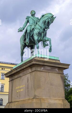 Oslo, Ostlandet / Norvège - 2019/08/30: Statue du roi Charles XIV John - Karl XIV Johan - en face du palais royal d'Oslo, Slottet, à Slottsplassen Banque D'Images