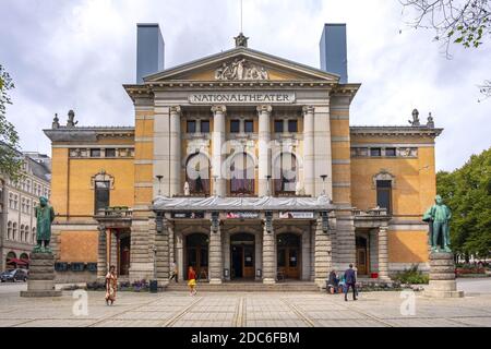 Oslo, Ostlandet / Norvège - 2019/08/30: Oslo National Theatre Historic Building - Nationaltheatert - à la porte Karl Johans et les rues Stortingsgata Banque D'Images