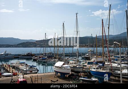 Agios Nikolaos, Crète, Grèce - 18 octobre 2020. Port et port de la mer dans le port d'Agios Nikolaos, Grèce Banque D'Images