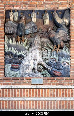 Oslo, Ostlandet / Norvège - 2019/08/30: Mythologie nordique motifs de Garm et Ragnarok dans des décorations extérieures de l'hôtel de ville historique bâtiment - Radhuset Banque D'Images