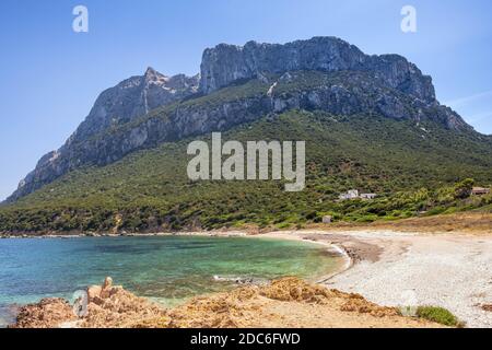 Vue panoramique sur les falaises et les pentes du massif calcaire principal, le pic de Monte Cannone, de l'île Isola Tavolara sur la mer Tyrrhénienne au large de la côte nord de SAR Banque D'Images