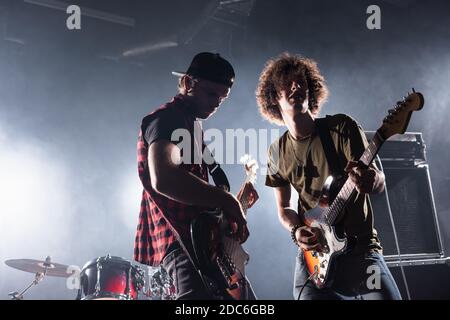 KIEV, UKRAINE - 25 AOÛT 2020 : musiciens jouant des guitares électriques près du kit de batterie pendant la répétition du groupe de rock Banque D'Images