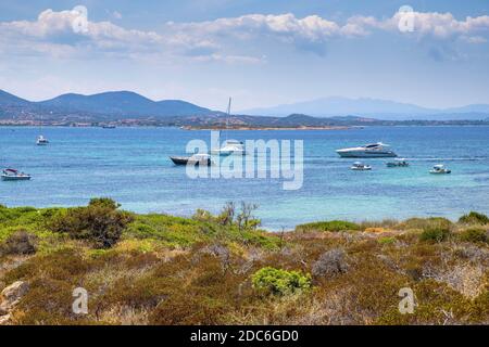 Tavolara, Sardaigne / Italie - 2019/07/18: Bateaux et bateaux dans les ports pittoresques de la mer Tyrrhénienne au large de l'île Isola Tavolara au large de la côte nord de S Banque D'Images