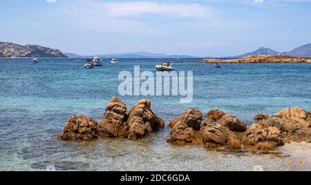 Tavolara, Sardaigne / Italie - 2019/07/18: Bateaux et bateaux dans les ports pittoresques de la mer Tyrrhénienne au large de l'île Isola Tavolara au large de la côte nord de S Banque D'Images