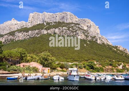 Tavolara, Sardaigne / Italie - 2019/07/18: Bateaux et bateaux dans les ports pittoresques de la mer Tyrrhénienne au large de l'île Isola Tavolara au large de la côte nord de S Banque D'Images