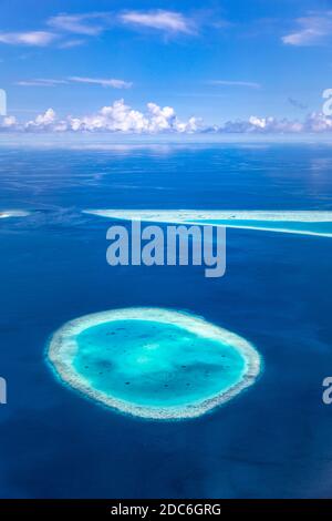 Vue aérienne sur les îles tropicales. Île des Maldives, récif de corail, paysage pittoresque de la nature, paysage marin. Vue imprenable sur les drones aériens Banque D'Images