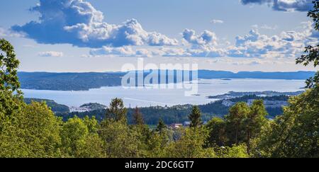 Oslo, Ostlandet / Norvège - 2019/09/02: Vue panoramique sur les baies et les ports maritimes d'Oslo et d'Oslofjorden, vues depuis la colline de Holmenkollen Banque D'Images