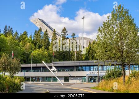 Oslo, Ostlandet / Norvège - 2019/09/02: Installations sportives d'hiver du complexe de l'arène nationale Holmenkollen - Holmenkollbakken - une faci de ski olympique Banque D'Images