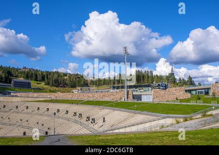 Oslo, Ostlandet / Norvège - 2019/09/02: Installations sportives d'hiver du complexe de l'arène nationale Holmenkollen - Holmenkollbakken - une faci de ski olympique Banque D'Images