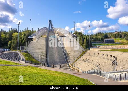 Oslo, Ostlandet / Norvège - 2019/09/02: Installations sportives d'hiver du complexe de l'arène nationale Holmenkollen - Holmenkollbakken - une faci de ski olympique Banque D'Images