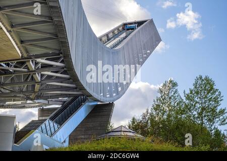 Oslo, Ostlandet / Norvège - 2019/09/02: Holmenkollen construction de la colline de saut à ski - Holmenkollbakken - un site de saut à ski de taille olympique après 2010 RE Banque D'Images