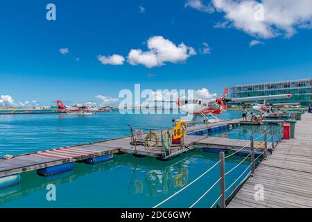 Masculin, Maldives 10 mai 2019: TMA - Trans Maldivian Airways Twin Otter hydravions à l'aéroport de Malé (MLE) aux Maldives. Parking en hydravion à côté du flotteur Banque D'Images