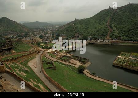 Le lac de Maota, a servi de source d'eau pour le fort d'Amer et la ville d'Amer, comme vu du fort d'Amer à Amer, à la périphérie de Jaipur, Rajasthan, Inde. Banque D'Images