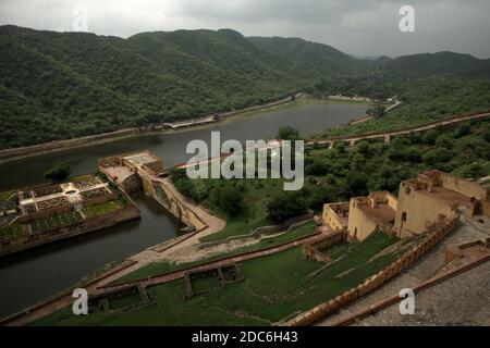 Le lac de Maota, a servi de source d'eau pour le fort d'Amer et la ville d'Amer, comme vu du fort d'Amer à Amer, à la périphérie de Jaipur, Rajasthan, Inde. Banque D'Images