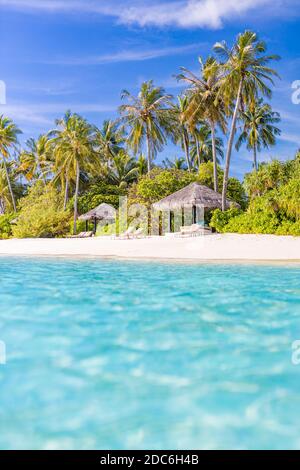 Rêve de paysage de plage, paradis tropical d'île. Ciel bleu avec des nuages le jour d'été ensoleillé. Un paysage parfait pour des vacances reposantes Banque D'Images