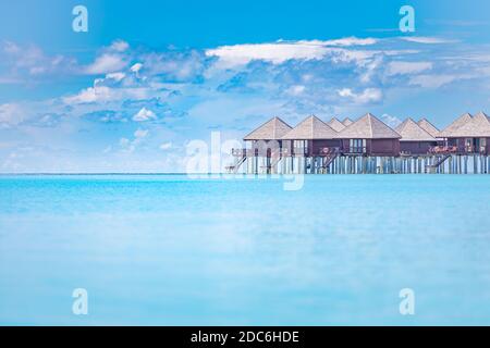 Panorama tropical, luxueuse villa aquatique avec jetée en bois ou jetée. Voyage de luxe destination arrière-plan pour les vacances d'été aux Maldives Banque D'Images