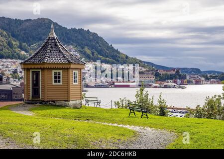 Bergen, Hordaland / Norvège - 2019/09/06: Vue panoramique sur le port de Bergen - Bergen Havn - vue du vieux musée de Bergen, du musée Gamle Bergen, patrimoine pa Banque D'Images