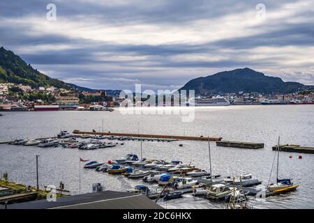 Bergen, Hordaland / Norvège - 2019/09/06: Vue panoramique sur le port de Bergen - Bergen Havn - avec bateaux, yachts et collines de Bergen en arrière-plan Banque D'Images