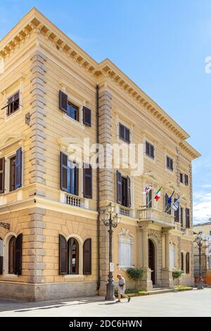 La Maddalena, Sardaigne / Italie - 2019/07/17: Mairie historique - Comune di la Maddalena - à la place Piazza Giuseppe Garibaldi dans la vieille ville qua Banque D'Images