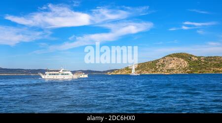 La Maddalena, Sardaigne / Italie - 2019/07/17: Vue panoramique sur l'archipel de la Maddalena Côte de la mer Tyrrhénienne avec les plages de l'île de la Maddalena Banque D'Images