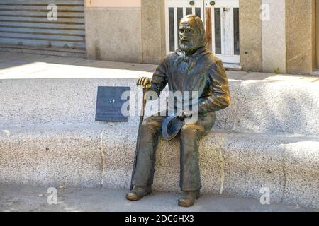 La Maddalena, Sardaigne / Italie - 2019/07/17: Statue de Giuseppe Garibaldi à la place Piazza Garibaldi dans le quartier de la vieille ville de la Maddalena Banque D'Images