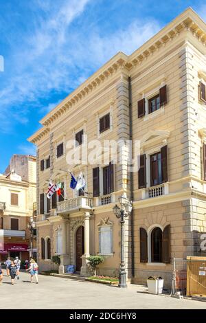 La Maddalena, Sardaigne / Italie - 2019/07/17: Mairie historique - Comune di la Maddalena - à la place Piazza Giuseppe Garibaldi dans la vieille ville qua Banque D'Images