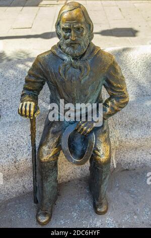 La Maddalena, Sardaigne / Italie - 2019/07/17: Statue de Giuseppe Garibaldi à la place Piazza Garibaldi dans le quartier de la vieille ville de la Maddalena Banque D'Images