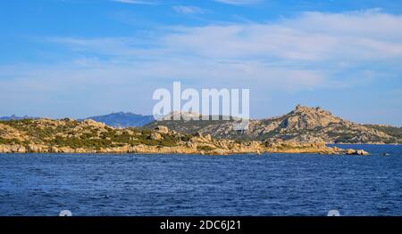 La Maddalena, Sardaigne / Italie - 2019/07/17: Vue panoramique sur l'archipel de la Maddalena Côte de la mer Tyrrhénienne avec les plages de l'île de la Maddalena Banque D'Images