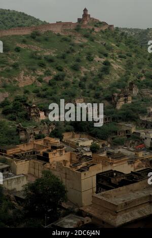 Les collines d'Aravalli et une partie du mur du fort Jaigarh vu du fort d'Amer à Rajashtan, en Inde. Banque D'Images