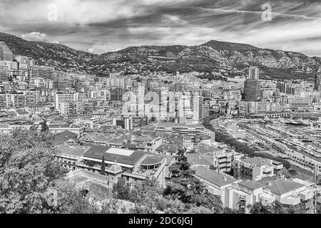 Vue sur les yachts de luxe et les appartements de Port Hercules dans le quartier de la Condamine, le centre-ville et le port de Monte Carlo, la Côte d'Azur, la Principauté de Banque D'Images