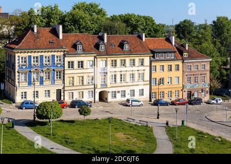 Varsovie, Mazovie / Pologne - 2020/05/10: Vue panoramique sur les maisons historiques, richement décorées et colorées des rues Bugaj, Mostowa et Brzozowa Banque D'Images