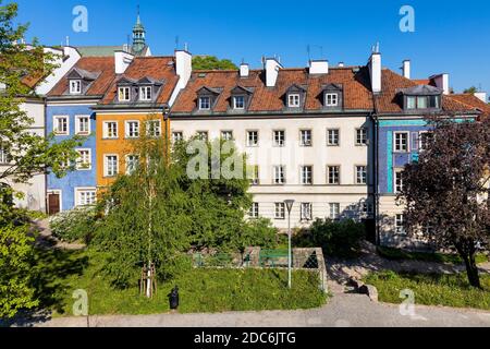 Varsovie, Mazovie / Pologne - 2020/05/10: Vue panoramique sur les maisons historiques, richement décorées et colorées des rues Bugaj, Mostowa et Brzozowa Banque D'Images