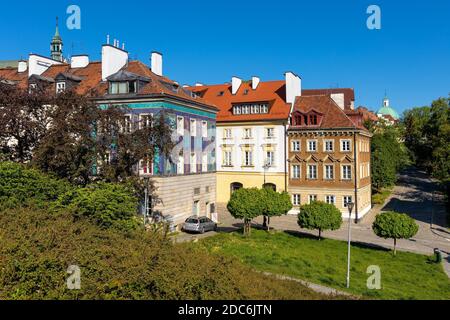 Varsovie, Mazovie / Pologne - 2020/05/10: Vue panoramique sur les maisons historiques, richement décorées et colorées des rues Bugaj, Mostowa et Brzozowa Banque D'Images