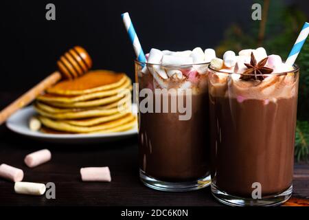 En-cas de Noël avec chocolat chaud et guimauves à l'arrière-plan d'une crêpe au miel ou au sirop de cale Banque D'Images