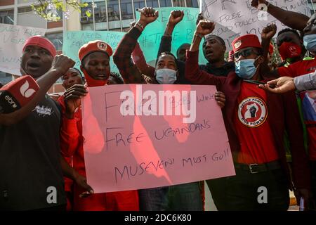 Les manifestants ougandais affichent un écriteau alors qu'ils élèvent leurs poings lors d'une manifestation à Nairobi.des immigrants ougandais au Kenya ont protesté devant le Haut-commissariat de l'Ouganda contre l'arrestation du candidat présidentiel Robert Kyagulanyi, communément connu sous le nom de Bobi Wine à Kampala hier. Trois personnes sont mortes et plusieurs ont été blessées lors de la manifestation qui a éclaté dans le district de Luuka, dans l'est de l'Ouganda. Selon la police ougandaise, Bobi Wine a été arrêté pour avoir violé les restrictions de Covid-19 lors de ses rassemblements de campagne présidentielle. Banque D'Images